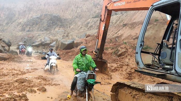 Trao đổi với Người Đưa Tin vào ngày 25/9, ông Vũ Đức Nhuần, Chủ tịch UBND xã Sơn Điền, cho biết, vào chiều ngày 23/9, ông đã trực tiếp kiểm tra hiện trường để nắm tình hình và chỉ đạo các lực lượng phối hợp xử lý. Theo ông Nhuần, ngay sau khi xảy ra sự cố, đơn vị đầu tư, thi công đã đưa máy móc, thiết bị đến hiện trường để khắc phục, xử lý lượng đất đá sạt xuống đường nhằm tạm thời thông tuyến. (Ảnh chụp ngày 23/9).