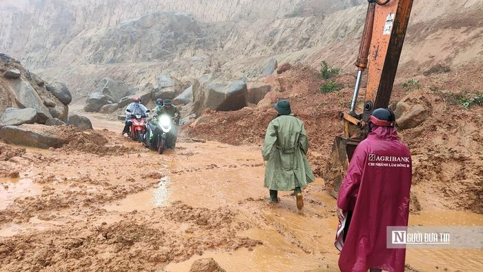 Những ngày qua, tình trạng sạt lở xảy ra tại một số vị trí trên Quốc lộ 28, đoạn qua đèo Gia Bắc, xã Sơn Điền, tỉnh Lâm Đồng. Ghi nhận tại hiện trường, mặt đường xuất hiện nhiều bùn đất đỏ, lầy lội và trơn trượt, khiến việc lưu thông gặp nhiều khó khăn. Tại một điểm sạt lở, đất từ khu vực taluy đang thi công tràn xuống mặt đường, khiến phương tiện không thể lưu thông qua vị trí này. (Ảnh chụp chiều 23/09/2026).