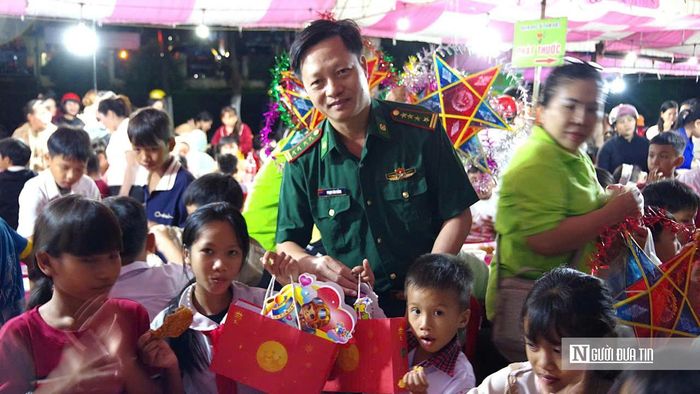 Đại tá Phạm Văn Đảng, Chính ủy BĐBP thành phố vui trung thu cùng các cháu thiếu nhi tại xã Đắc Ơ.