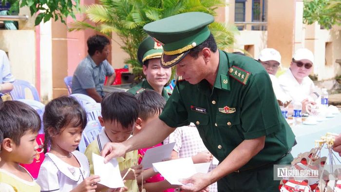 Những phần quà, suất học bổng mang theo sự sẻ chia, tiếp thêm động lực để trẻ em vùng biên vượt khó, vươn lên trong học tập.