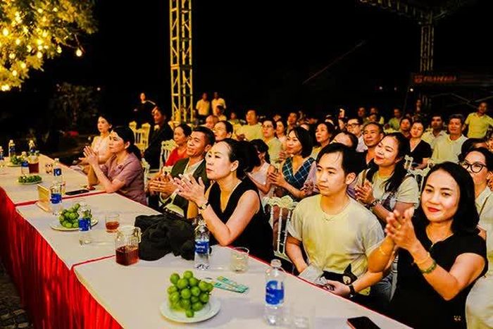Đông đảo khán giả đến với chương trình.