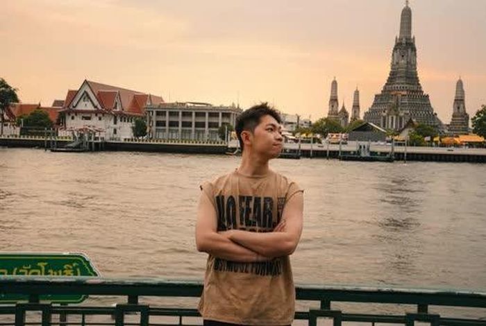 Khung cảnh hoàng hôn bình yên bên dòng sông Chao Phraya hướng về chùa Wat Arun, một khoảnh khắc lắng đọng được ghi lại bởi Lang Thang With Phát.