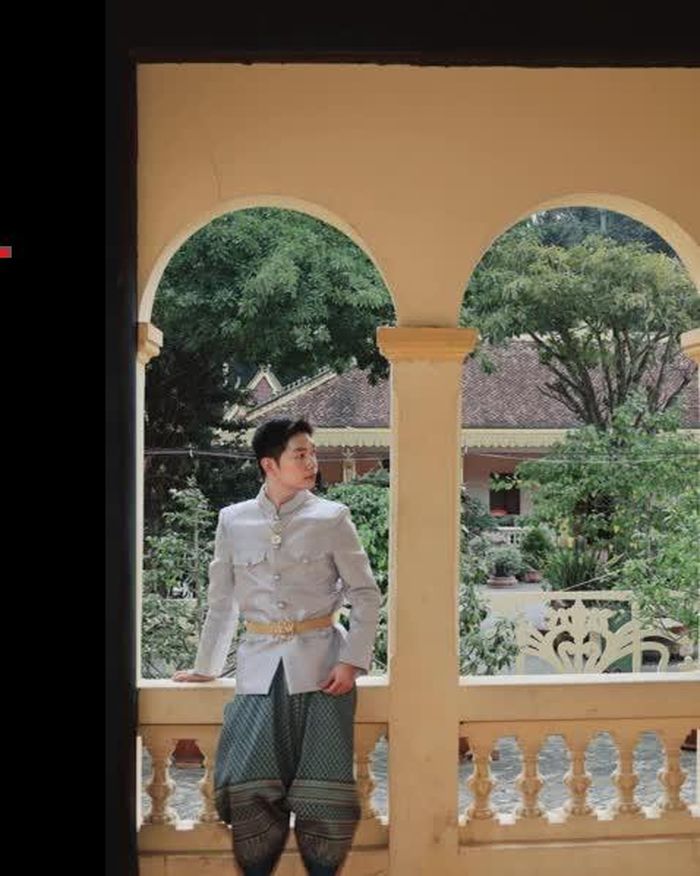 Nhà sáng tạo nội dung của kênh Lang Thang With Phát mặc trang phục truyền thống Khmer khi tìm hiểu nét đẹp văn hóa lâu đời tại Trà Vinh.