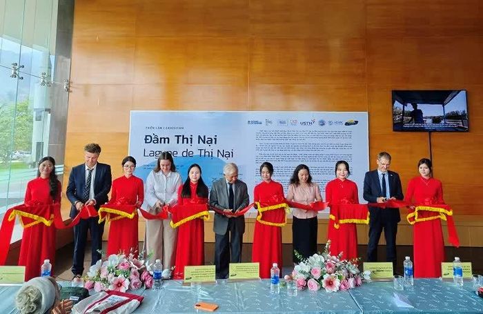 Các đại biểu thực hiện nghi thức cắt băng khai mạc triển lãm “Đầm Thị Nại: Di sản thiên nhiên đáng được gìn giữ”.