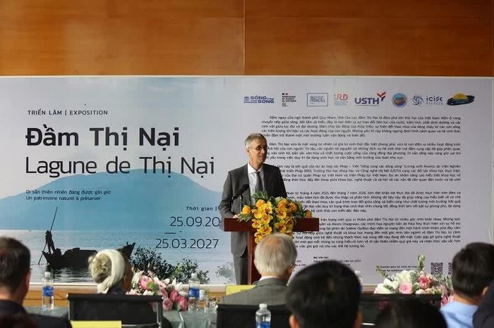 TS. Sylvain Ouillon - Trưởng đại diện Viện Nghiên cứu vì sự Phát triển Pháp phát biểu tại khai mạc.