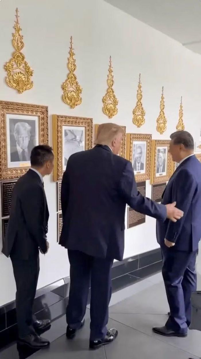 Khoảnh khắc ông Trump chọc cười khi chỉ vào cây bút ký tự động và giới thiệu với ông Tập: Đây là Joe Biden. Ảnh: Singtao.