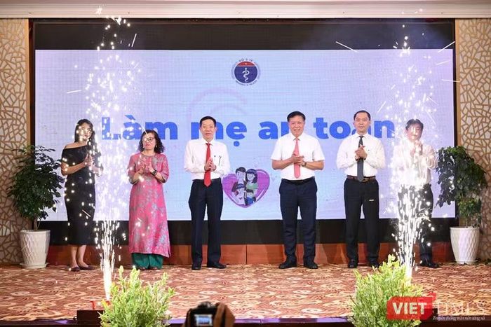Các đại biểu phát động Tuần lễ Làm mẹ an toàn. Ảnh: Thu Thuỷ.
