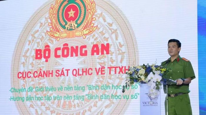 Trung tá Nguyễn Tùng Lâm giới thiệu về Nền tảng Bình dân học vụ số. Ảnh: C06.