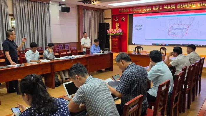 Đại diện chủ đầu tư trình bày tại buổi họp