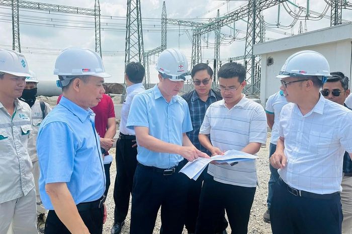 Quyền Tổng giám đốc EVNNPT Hoàng Xuân Khôi nghe báo cáo tiến độ thi công TBA 500kV Hải Phòng. Ảnh: Thúy Hiền/BNEWS/TTXVN