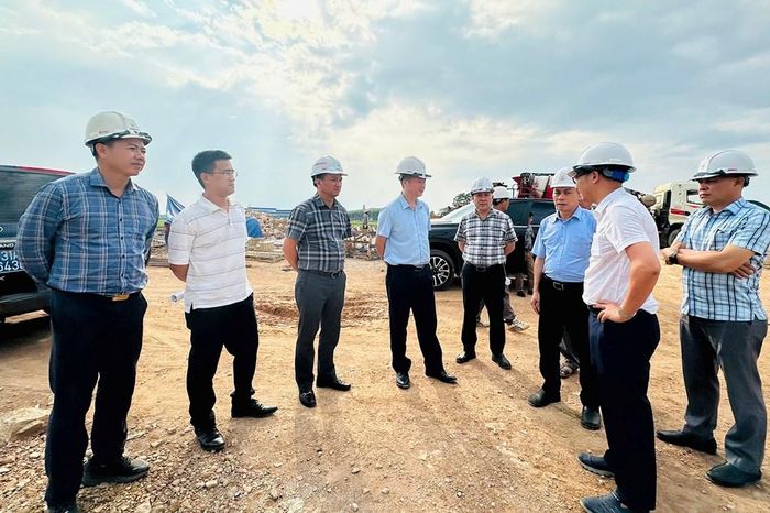 Quyền Tổng giám đốc EVNNPT Hoàng Xuân Khôi nghe báo cáo tiến độ thi công TBA 220kV Yên Dũng. Ảnh: Thúy Hiền/BNEWS/TTXVN