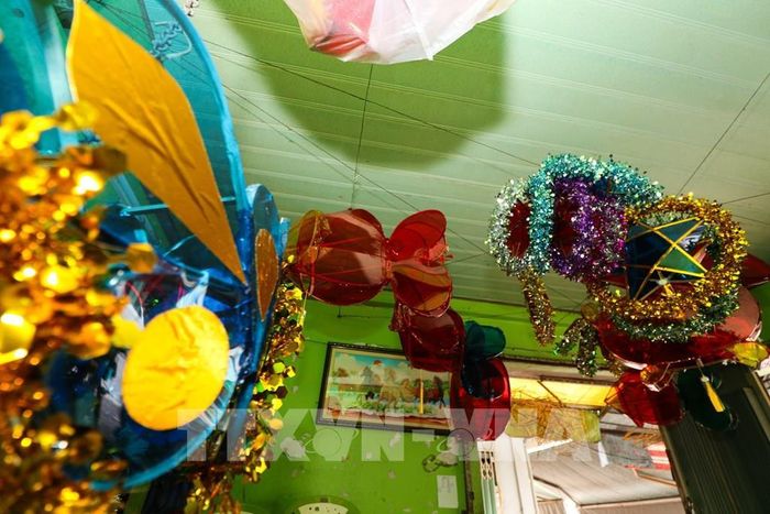 Từ chiếc đèn ngôi sao đơn giản ban đầu, bà Ngân làm ra thêm nhiều mẫu mã, kiểu dáng của lồng đèn truyền thống. Ảnh: Hồng Thái - TTXVN