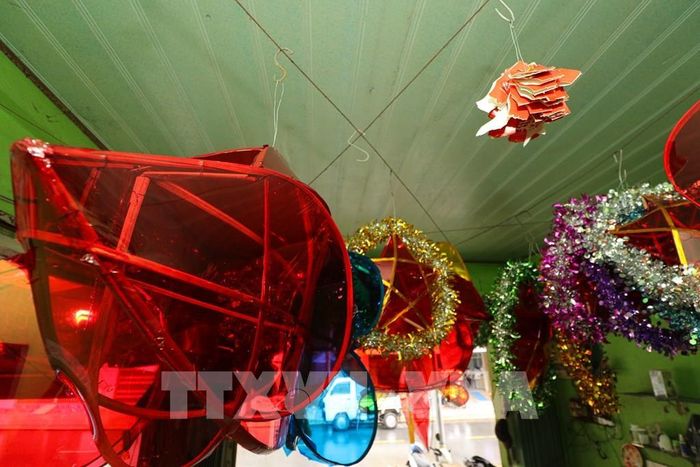 Những chiếc lồng đèn với nhiều hình dáng, màu sắc sẵn sàng đến tay trẻ em trong mùa Trung thu. Ảnh: Hồng Thái - TTXVN