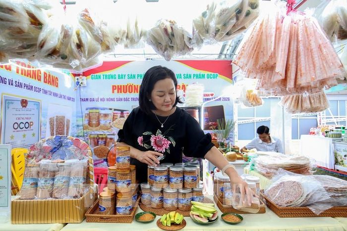 Sản phẩm bánh tráng, muối ớt tôm Tây Ninh, trở thành đặc sản OCOP tiêu biểu của địa phương. Ảnh: Giang Phương - TTXVN