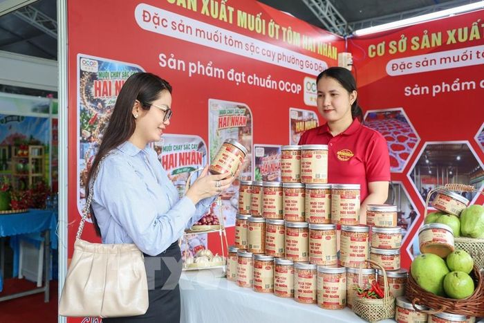 Muối ớt tôm Hai Nhân, sản phẩm OCOP 3 sao của phường Gò Dầu, tỉnh Tây Ninh, từng bước khẳng định thương hiệu bằng chất lượng và quy trình sản xuất đạt chuẩn. Ảnh: Giang Phương - TTXVN