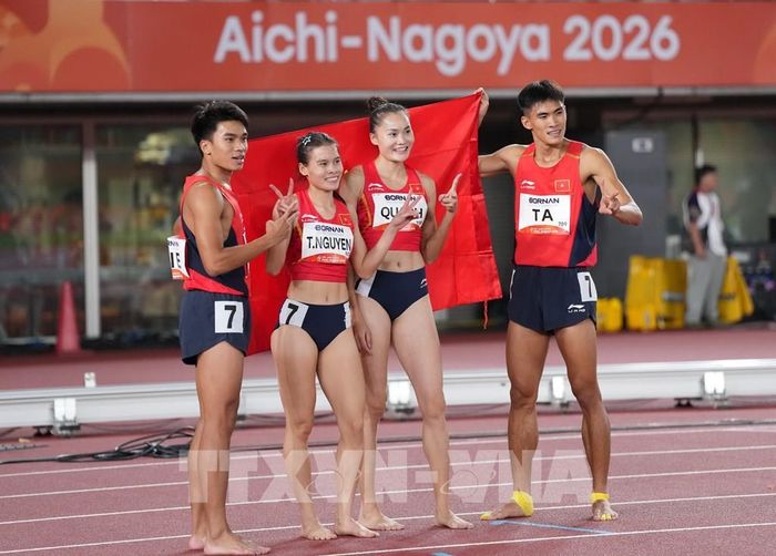(Từ trái sang) Các VĐV Lê Ngọc Phúc, Nguyễn Thị Ngọc, Quách Thị Lan và Tạ Ngọc Tưởng về thứ 3, sau Bahrain và Ấn Độ, ở nội dung tiếp sức hỗn hợp 4x400m, giành tấm HCĐ đầu tiên cho điền kinh Việt Nam tại kỳ đại hội này. Ảnh: THX/TTXVN phát