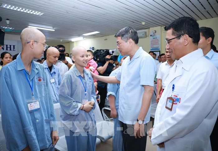Thủ tướng Lê Minh Hưng thăm hỏi, động viên các bệnh nhi đang điều trị tại Bệnh viện K - cơ sở Tân Triều (phường Thanh Liệt, Hà Nội). Ảnh: Dương Giang – TTXVN 