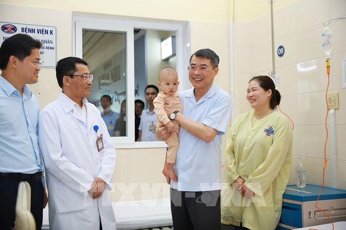 Thủ tướng Lê Minh Hưng thăm bệnh nhi đang điều trị tại Bệnh viện K - cơ sở Tân Triều, phường Thanh Liệt, thành phố Hà Nội. Ảnh: Dương Giang – TTXVN 