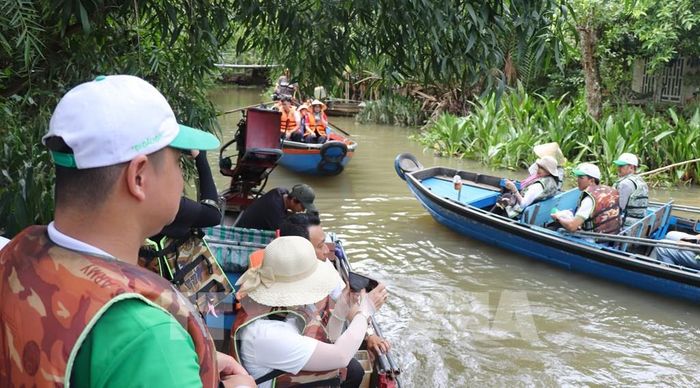 Du khách trải nghiệm du lịch sông nước Cần Thơ. Ảnh: Nguyễn Hằng - TTXVN 