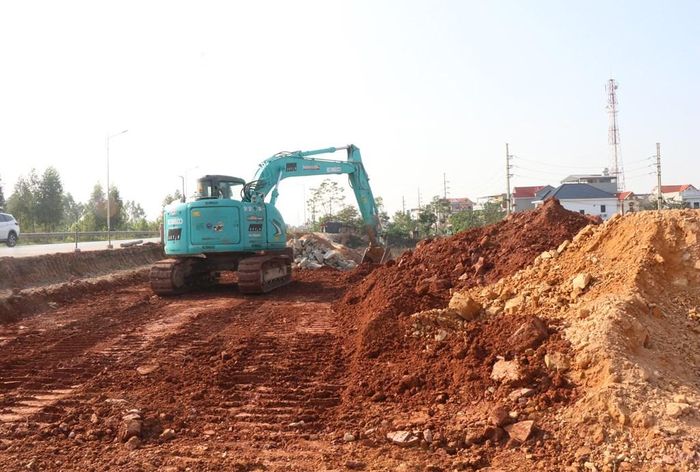 Các đơn vị thi công hạ tầng khu công nghiệp Quế Võ 2 mở rộng. Ảnh: Thanh Thương/TTXVN