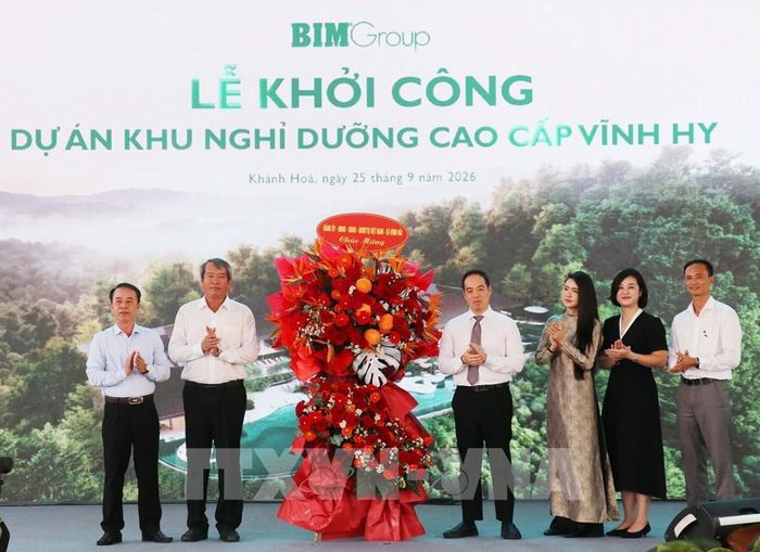 Lãnh đạo Đảng ủy, UBND xã Vĩnh Hải chúc mừng Công ty, chủ đầu tư triển khai dự án. Ảnh: Công Thử - TTXVN