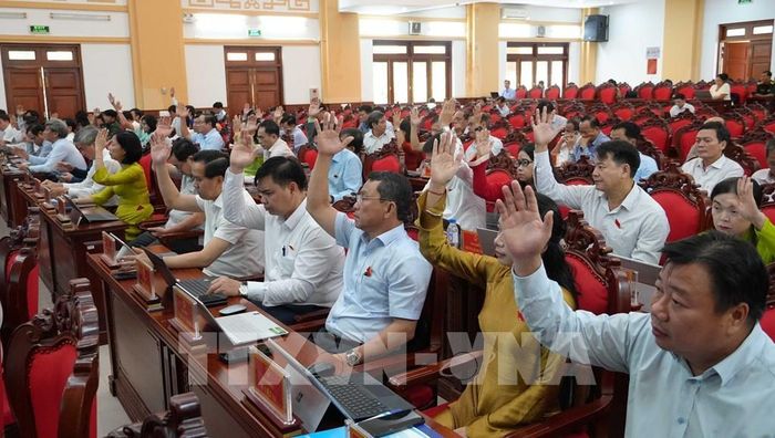 Các đại biểu biểu quyết thông qua các nghị quyết. Ảnh: Dư Toán - TTXVN