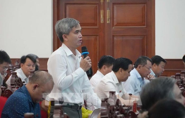 Đại biểu đóng góp ý kiến cho các nghị quyết. Ảnh: Dư Toán - TTXVN