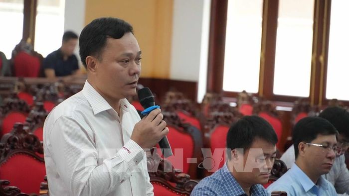 Đại biểu đóng góp ý kiến cho các nghị quyết. Ảnh: Dư Toán - TTXVN