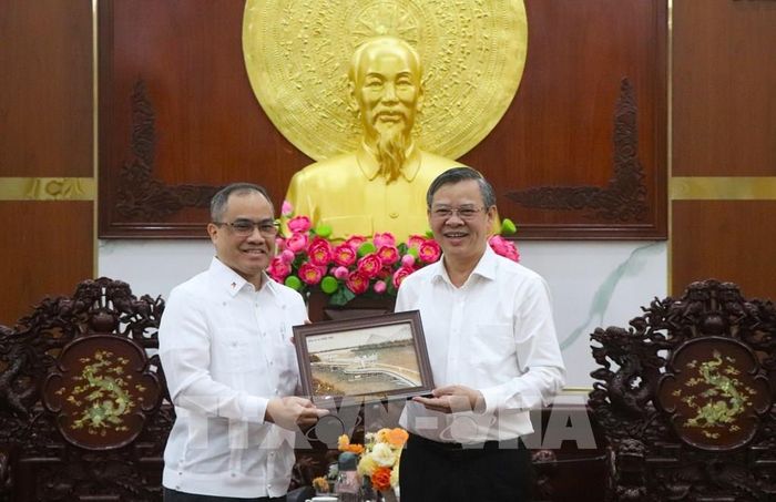 Chủ tịch UBND thành phố Cần Thơ Trương Cảnh Tuyên (phải) tặng quà cho Đại sứ Đặc mệnh Toàn quyền nước Cộng hòa Philippines tại Việt Nam Francisco Noel R. Fernandez III. Ảnh: Nguyễn Hằng - TTXVN