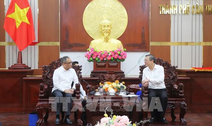 Chủ tịch UBND thành phố Cần Thơ Trương Cảnh Tuyên (phải) tiếp Đại sứ Đặc mệnh Toàn quyền nước Cộng hòa Philippines tại Việt Nam Francisco Noel R. Fernandez III. Ảnh: Nguyễn Hằng - TTXVN