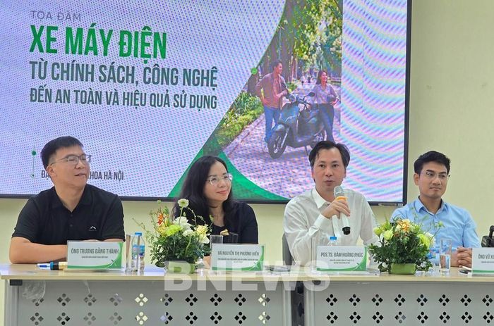 PGS.TS Đàm Hoàng Phúc, Đại học Bách khoa Hà Nội trả lời câu hỏi. Ảnh: Văn Xuyên/BNEWS/TTXVN 