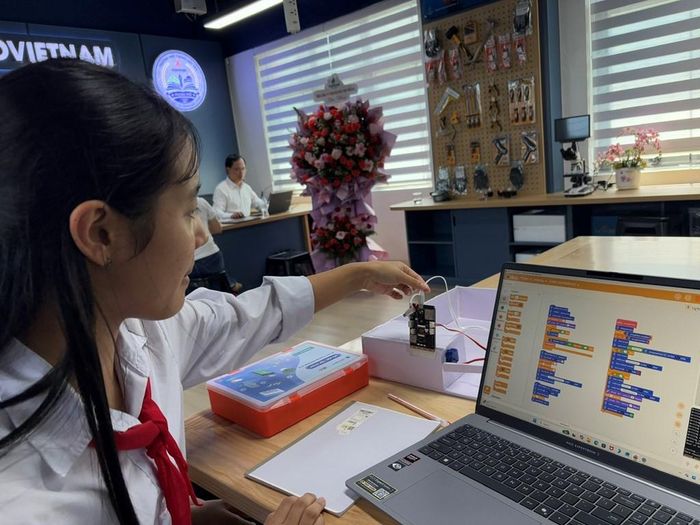 Học sinh thực hành trong Phòng Giáo dục thực hành công nghệ (STEM) tại Trường Petrovietnam – Phong Thổ. Ảnh: Anh Nguyễn/Bnews/vnanet.vn