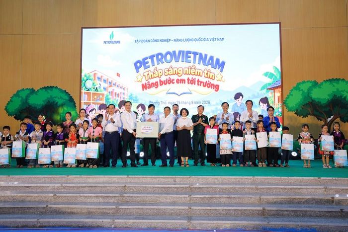 Lãnh đạo Petrovietnam, PVCFC trao quà cho học sinh Trường Petrovietnam-Phong Thổ. Ảnh: A.N/Bnews/vnanet.vn