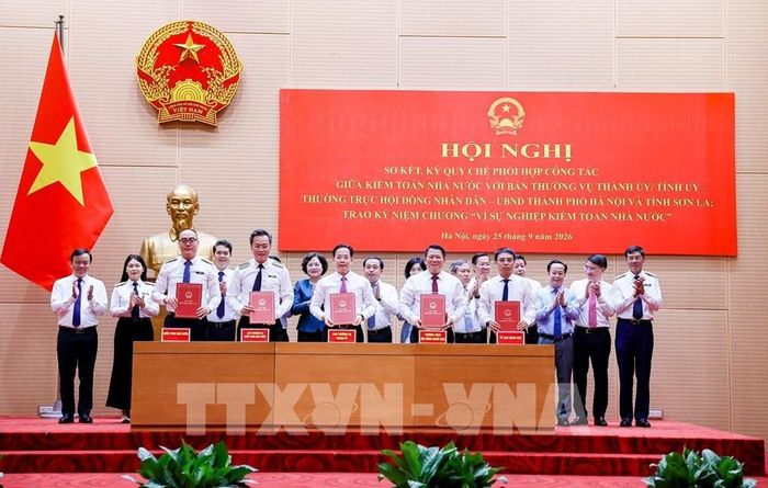Đại diện Kiểm toán Nhà nước và tỉnh Sơn La ký Quy chế phối hợp công tác. Ảnh: Trung Nguyên - TTXVN 