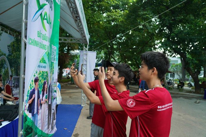 Để được vào danh sách quay thưởng trúng xe máy điện, người tham gia phải đạt tối thiểu 6/10 điểm. Sau đó, 100 người có số điểm cao nhất và đạt điểm trong thời gian sớm nhất sẽ được lựa chọn vào danh sách tham gia quay thưởng.