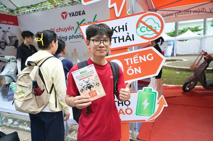 Đăng ký thành công Hộ chiếu xanh, Vũ Trần Gia Huy, sinh viên năm hai, khoa Cơ điện tử, Trường Cơ khí, Đại học Bách khoa Hà Nội cho biết, các bước đăng ký khá đơn giản nên thao tác nhanh. “Hy vọng em có thể trở thành người may mắn sở hữu chiếc xe máy điện Yadea dành cho người thắng cuộc của chương trình”, Huy hào hứng chia sẻ.
