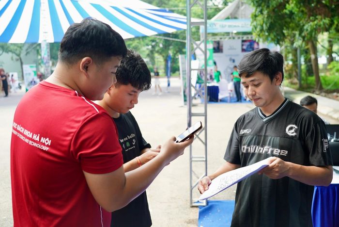 Theo Ban tổ chức, ngay khi đăng ký thành công, người tham gia cần hoàn thành một khảo sát về nhu cầu mua và sử dụng xe điện. Đây là bước bắt buộc để bắt đầu tích điểm cho Hộ chiếu xanh.