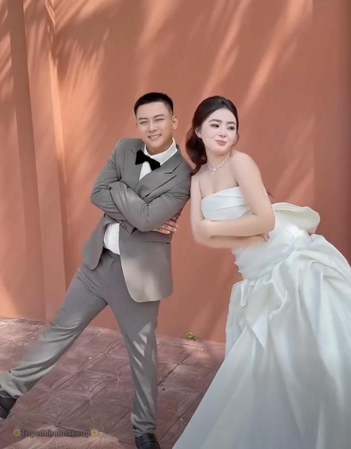 Được biết, Ngọc Trinh kém Hoài Lâm 9 tuổi và không hoạt động trong lĩnh vực nghệ thuật.