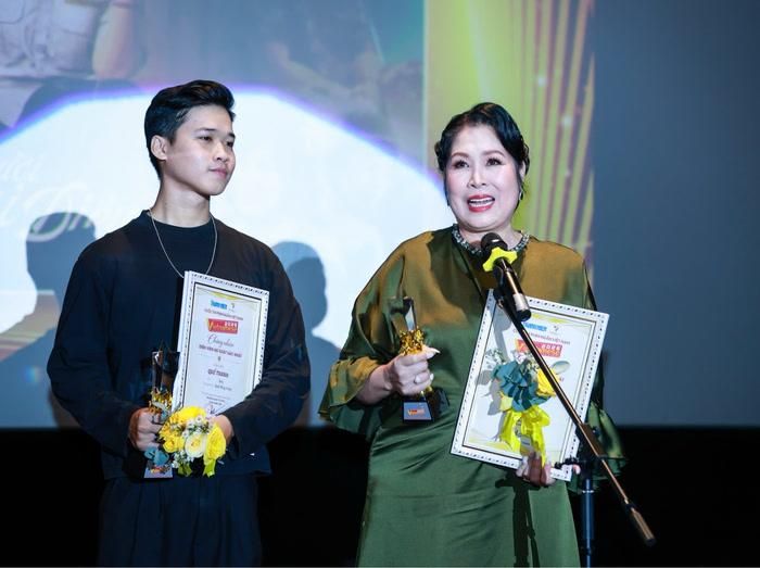 NSND Hồng Vân nhận giải Diễn viên nữ xuất sắc với Người nuôi diều.