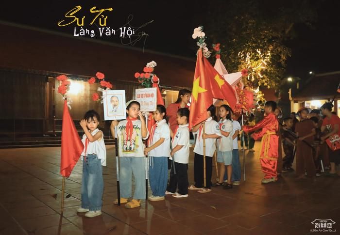 Tại đình làng Văn Hội, xã Thường Tín, Hà Nội, không khí ấy càng trở nên rộn ràng khi đông đảo các em nhỏ cùng gia đình có mặt để đón Trung thu.