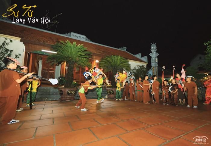 Màn múa lân khiến không khí Trung thu tại đình làng Văn Hội trở nên náo nhiệt hơn hẳn.