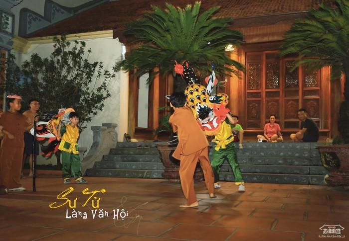 Khi tiếng trống lân vang lên dồn dập, những chú lân nhiều màu sắc lần lượt xuất hiện, nhanh chóng thu hút sự chú ý của các em nhỏ.