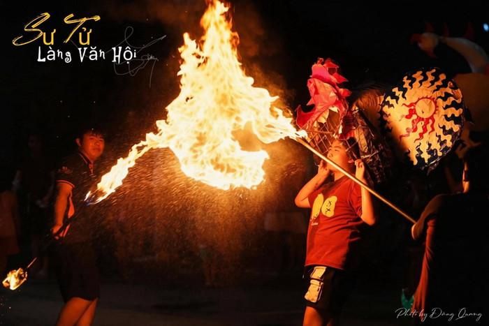 Không khí vui chơi tại đình làng Văn Hội cũng cho thấy nét đẹp của những hoạt động Trung thu truyền thống ở các làng quê. Những trò chơi và hoạt động quen thuộc giúp trẻ nhỏ có thêm một khoảng thời gian được vui chơi cùng nhau, thay vì chỉ đón Trung thu qua những món quà.