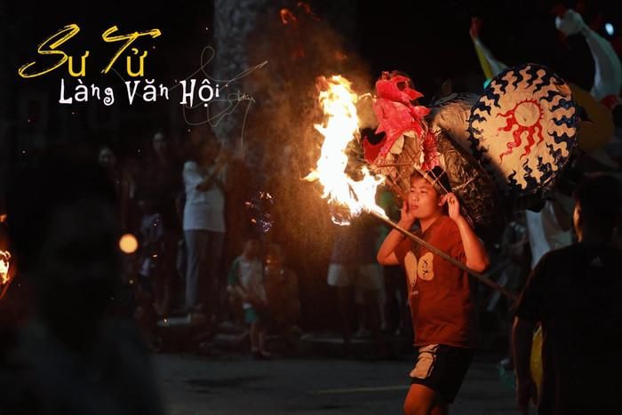 Có lẽ nhiều năm sau, khi lớn lên, các em vẫn sẽ nhớ về một đêm Trung thu với tiếng trống lân rộn ràng, ánh đèn lung linh và những tiếng cười vang lên trong sân đình. Bởi với trẻ nhỏ, tuổi thơ đôi khi được tạo nên từ chính những khoảnh khắc rất đỗi bình dị như thế.