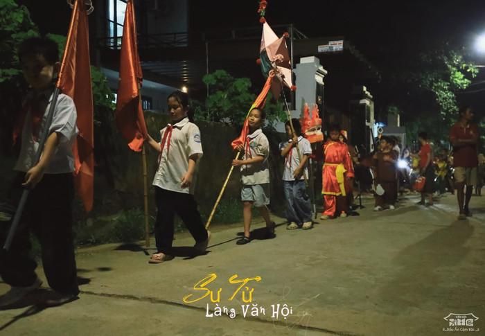 Khi những chiếc đèn lồng thắp sáng từng con đường làng, từng góc sân đình, tiếng trống múa lân vang lên giữa tiếng cười của trẻ nhỏ, Trung thu dường như trở về đúng với ý nghĩa giản dị vốn có: một ngày hội dành cho thiếu nhi.