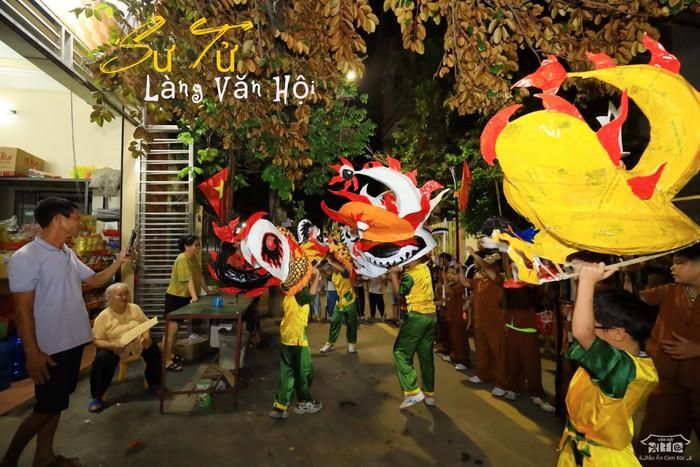 Hoạt động được các em mong chờ nhất có lẽ là màn múa lân. Những chú lân nhiều màu sắc xuất hiện trong tiếng trống rộn ràng nhanh chóng thu hút sự chú ý của các em nhỏ.