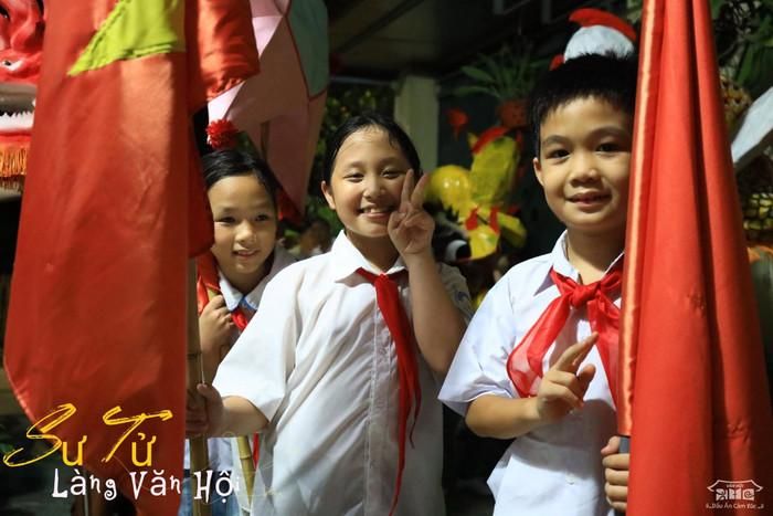 Với trẻ nhỏ, một buổi tối Trung thu có thể không cần quá cầu kỳ. Chỉ cần được cầm trên tay chiếc đèn yêu thích, được chạy nhảy cùng bạn bè, xem múa lân và nghe tiếng trống hội cũng đủ trở thành một kỷ niệm đáng nhớ.
