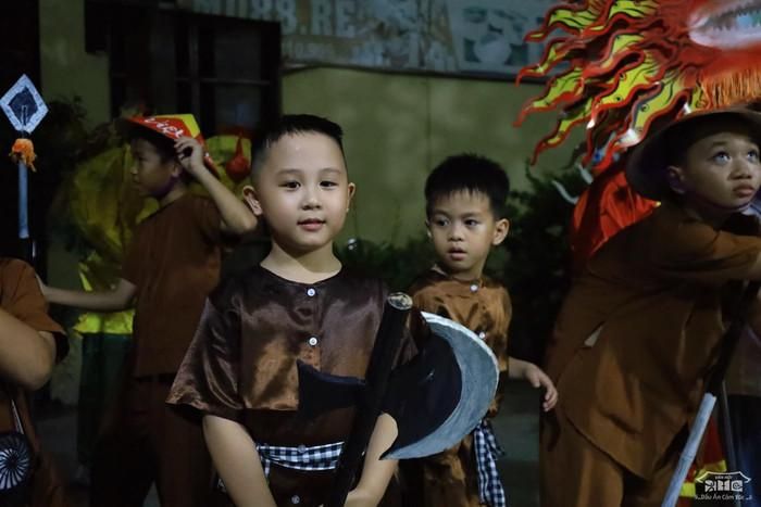 Những em bé được bố mẹ chuẩn bị cho những bộ trang phục thật đẹp và phù hợp trong dịp Tết Trung thu để vui chơi cùng các bạn.