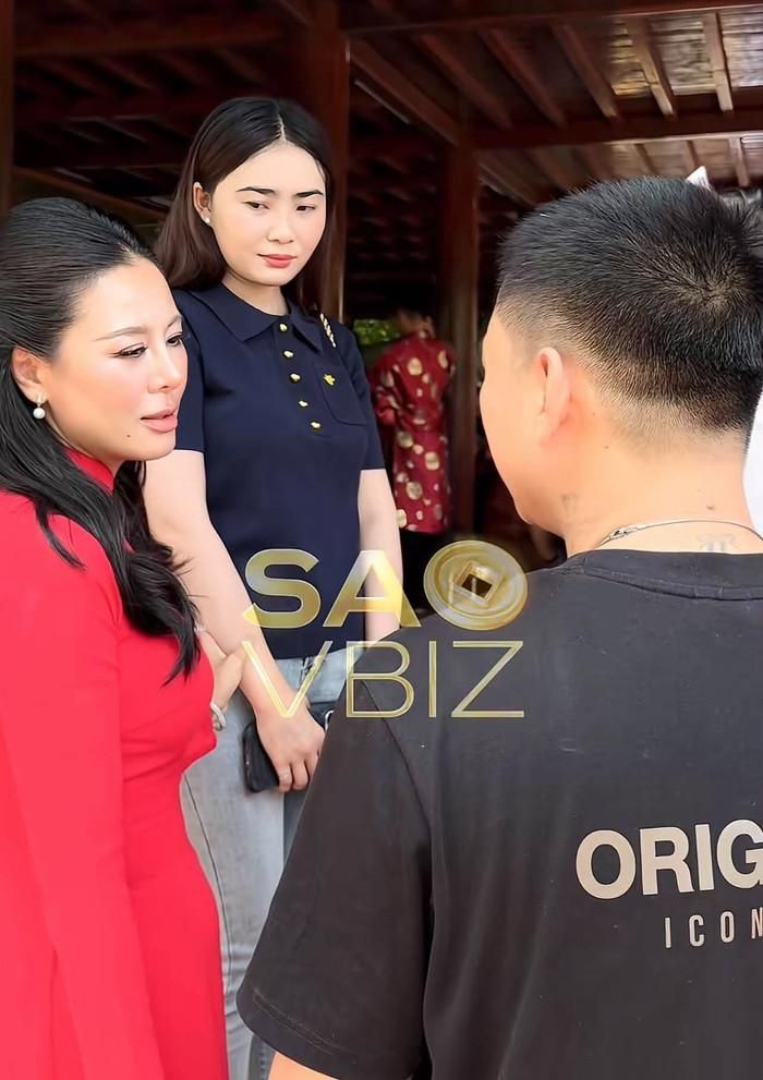 Nam Thư hỏi thăm Hoài Lâm về tình hình đám cưới. (Ảnh chụp màn hình từ TikTok Sao Vbiz)