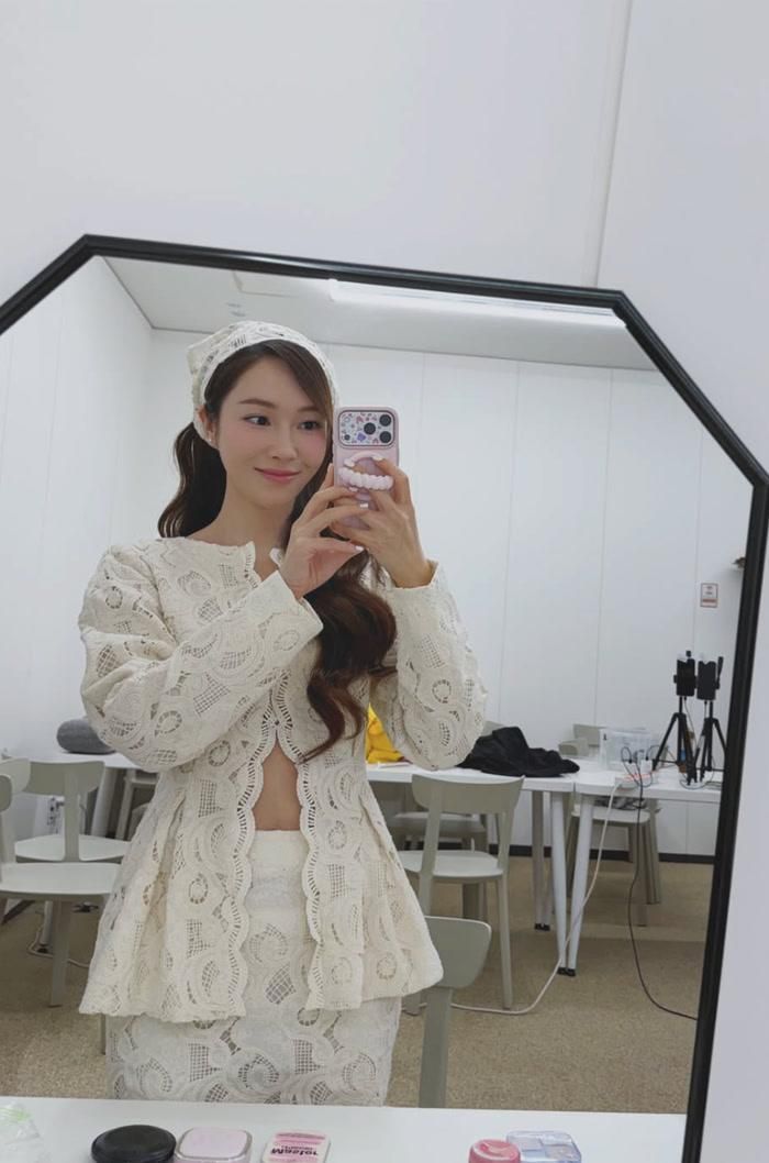 Trong loạt ảnh, Jessica lựa chọn set đồ tông màu ivory với chất liệu ren, gồm khăn trùm đầu, áo khoác croptop và chân váy ngắn.